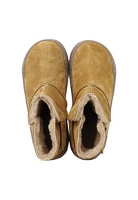 Botines tobilleros de ante color canela con un suave forro de piel y punta redondeada, que cuentan con una suela de goma ligeramente flexible. Sin elementos visibles de metal ni patrones.