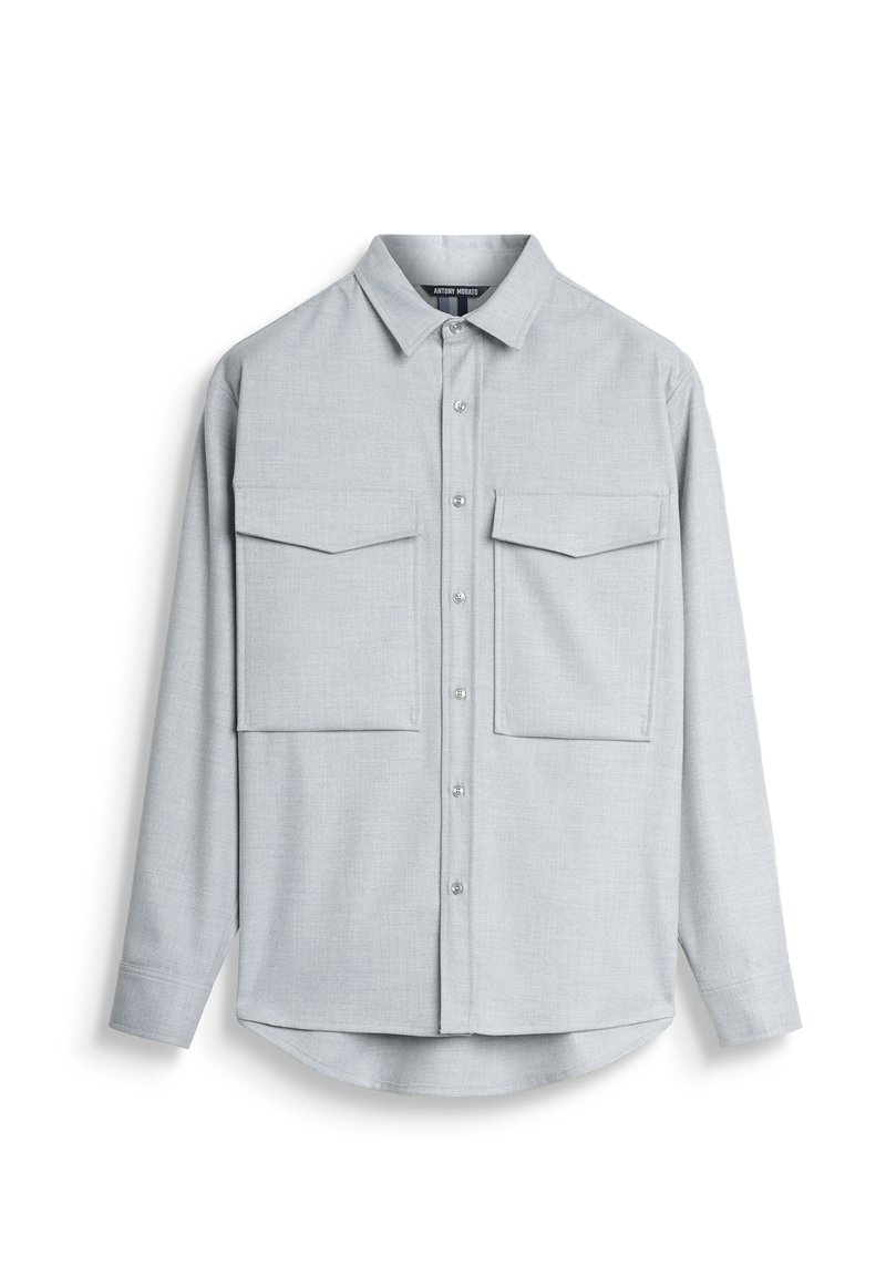 Lichtgrijze button-up shirt van gestructureerde stof. Kenmerkt zich door twee borstzakken en een klassieke kraag. Lange mouwen met knopenmanchetten.