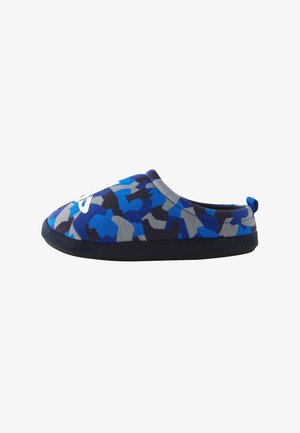 Chausson à enfiler avec un motif de camouflage bleu, gris et noir et une semelle noire, conçu pour un usage intérieur.