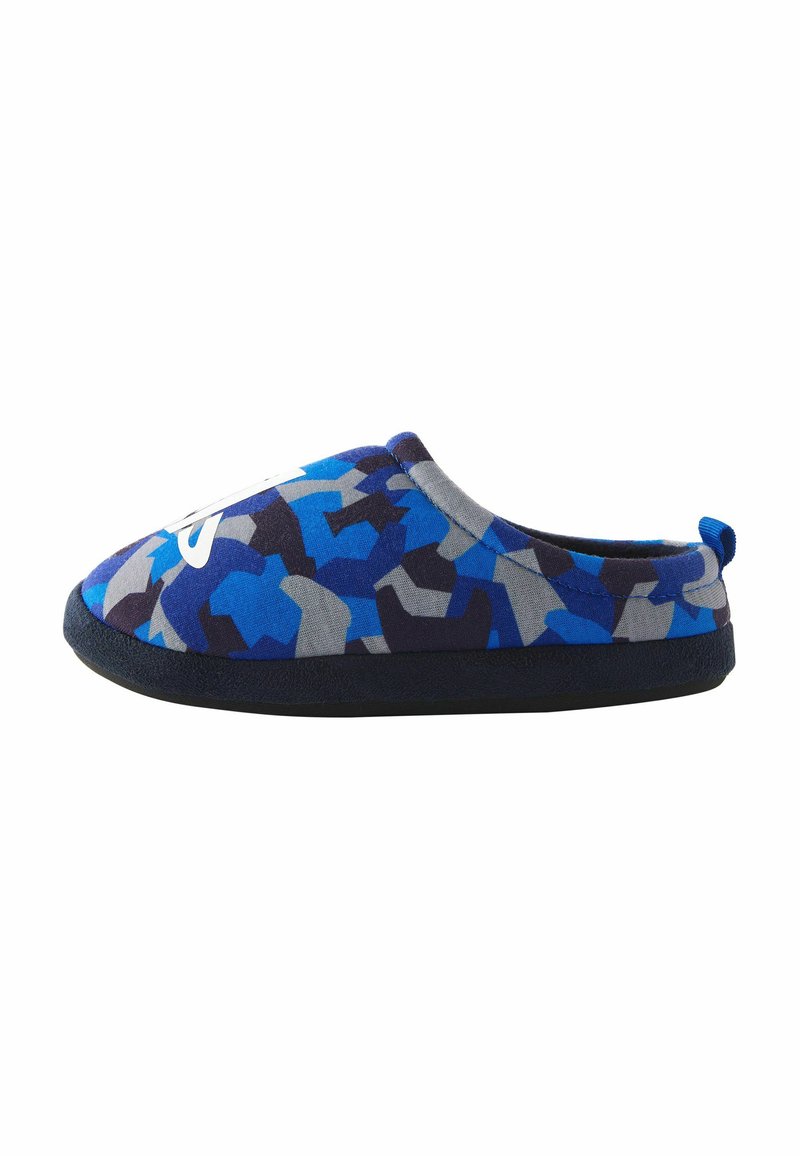Slip-on slippers med blå, grå og sorte camouflage mønster og sort sål, designet til indendørs brug.