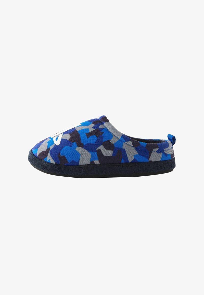 Slip-on slippers med blå, grå og sorte camouflage mønster og sort sål, designet til indendørs brug.