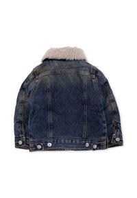 Veste en denim avec un col en fausse fourrure blanche, de couleur bleue, au design classique, avec des coutures visibles et des accents de bouton en argent sur l'ourlet.