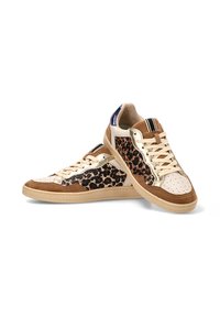 Zapatillas de deporte beige y marrones con laterales de estampado de leopardo, suelas de color beige claro, cordones crema, área de puntera perforada y acento en el talón azul.