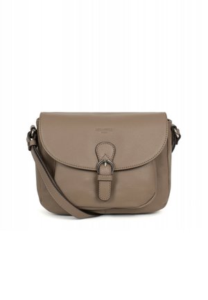Bruine leren crossbody tas met een klep sluiting, zilveren hardware en een gestructureerde afwerking. Voorzien van een verstelbare schouderband en subtiele stiksels.