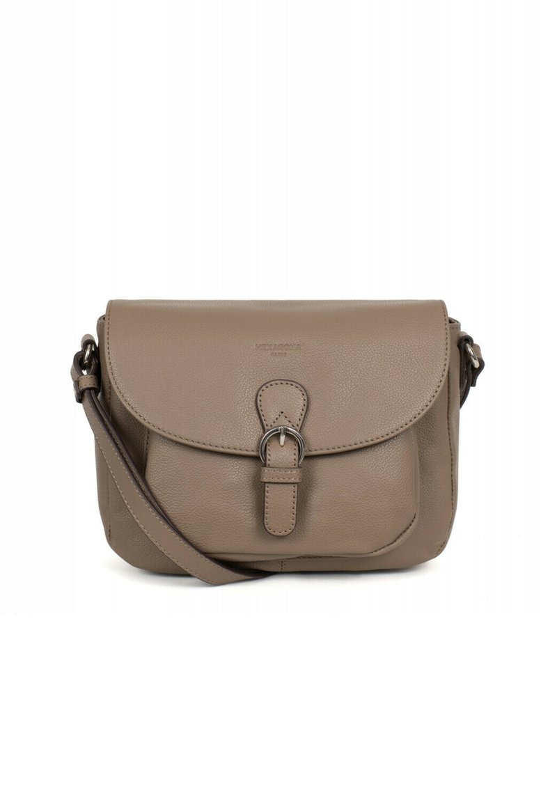 Borsa a tracolla in pelle marrone con chiusura a pattina, hardware in argento e finitura texture. Presenta una tracolla regolabile e dettagli di cucitura discreti.