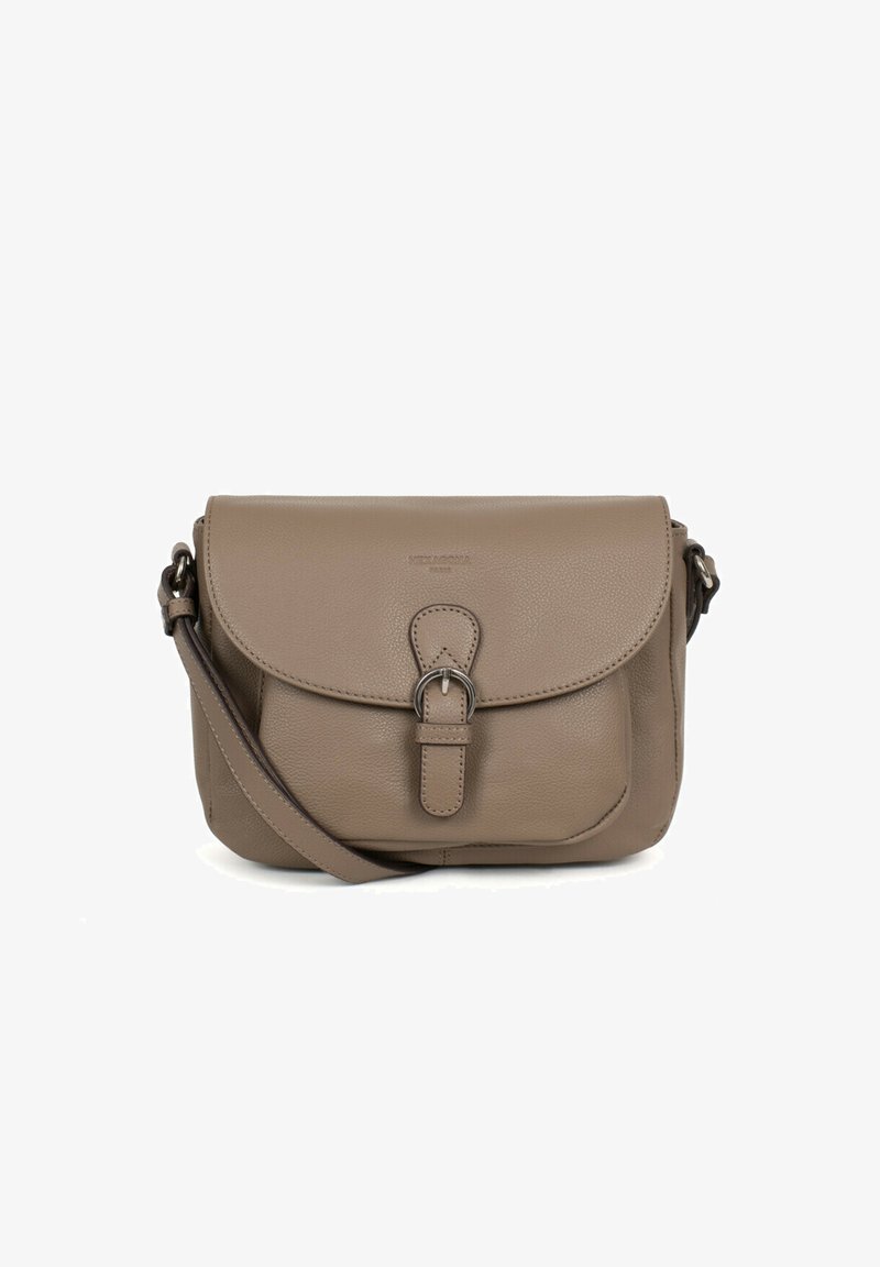 Borsa a tracolla in pelle marrone con chiusura a pattina, hardware in argento e finitura texture. Presenta una tracolla regolabile e dettagli di cucitura discreti.