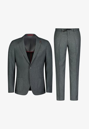 Grijs gepatenteerd pak met een blazer met twee knopen, voorzien van.tolistrevers en twee voorkruisen, gecombineerd met slim-fit broek en een trekkoord in de taille.