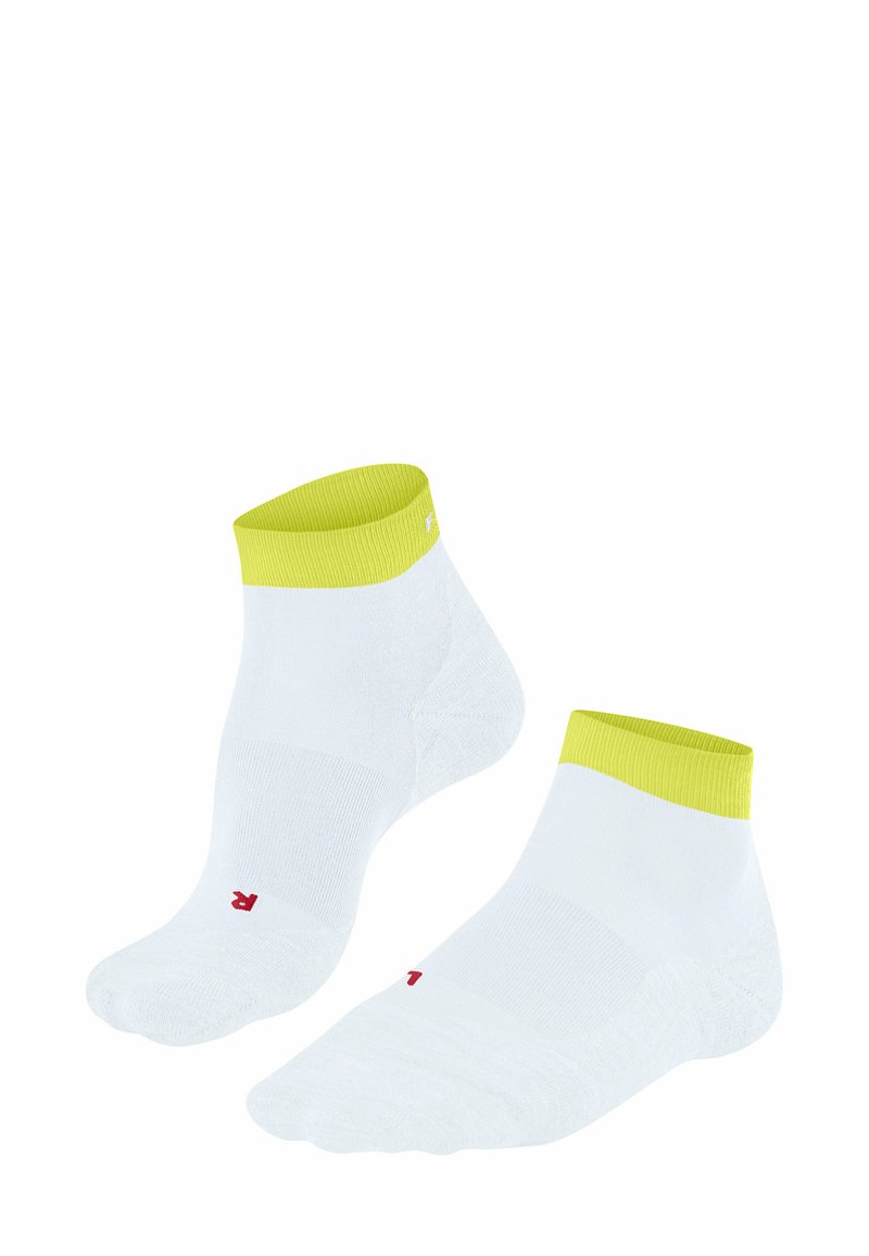 Białe skarpetki do kostek z jaskrawą żółtą mankietą, z małym czerwonym logo w pobliżu palców, wyeksponowane na gładkim białym tle.