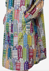 Kleurige regenjas met een patroon van geïllustreerde huizen. Gemaakt van lichtgewicht stof, met zakken en een comfortabele pasvorm.