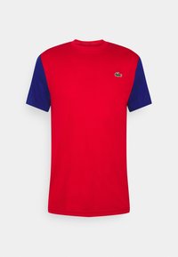 Herrkortärmad T-shirt med rundad hals, röd kropp, blå ärmar, liten grön krokodil-logotyp på vänster bröst.