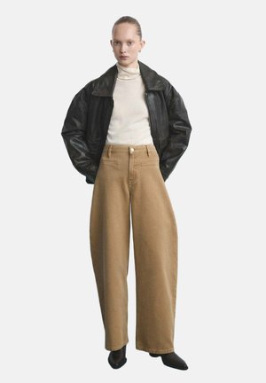 Vaqueros a campana - camel