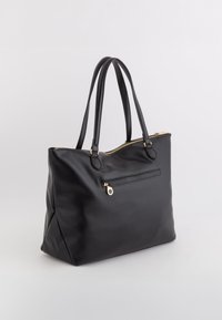 Czarna skórzana torba na ramię z złotym zamkiem błyskawicznym i metalowymi elementami. Posiada dwa długie uchwyty oraz przednią kieszeń na zamek. Gładka tekstura, praktyczny design.