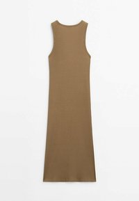 Robe marron côtelée sans manches avec une silhouette droite. Elle présente un col montant et est fabriquée dans un tissu texturé et extensible.