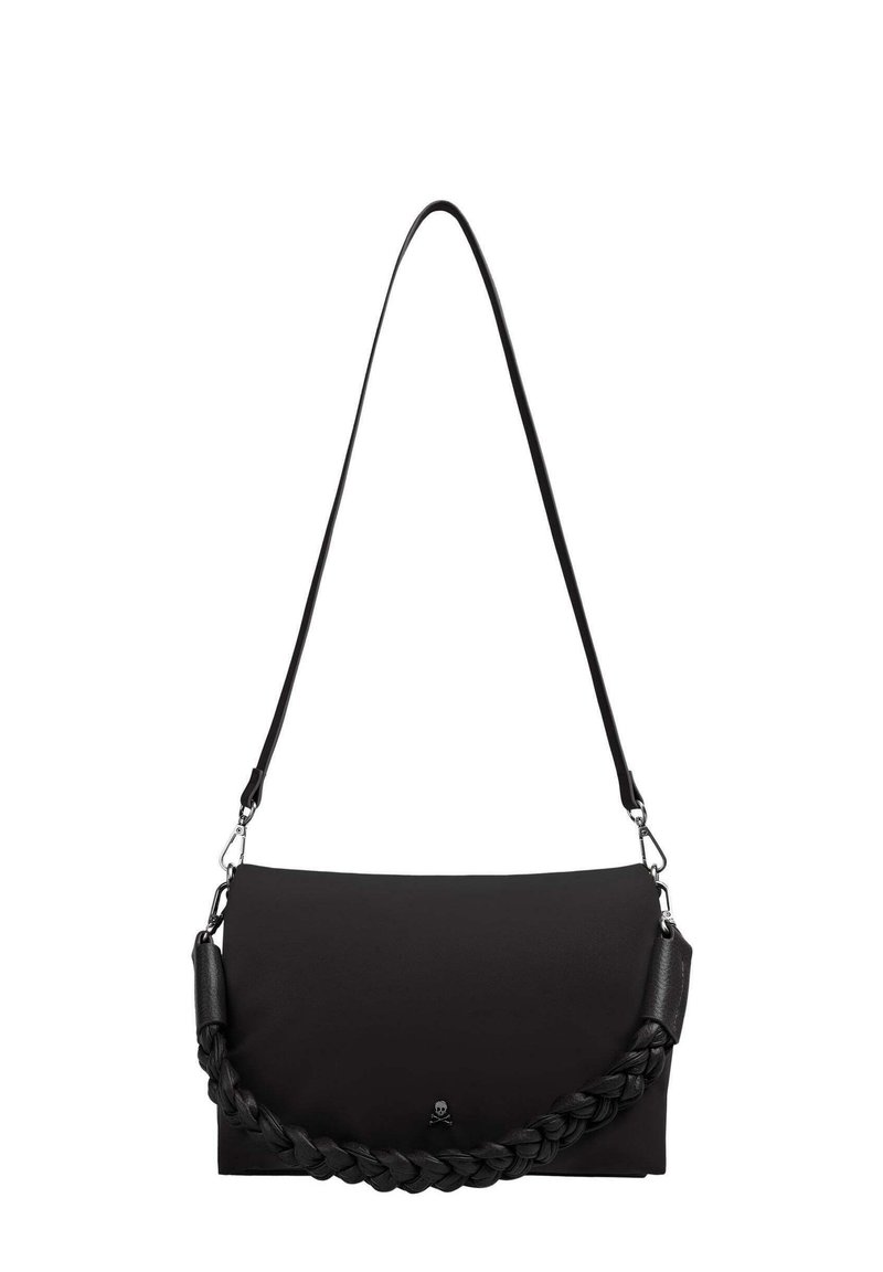 Bolso de hombro sintético negro con una correa trenzada, diseño plano, herrajes plateados y un logo de calavera. Textura suave y estilo minimalista.