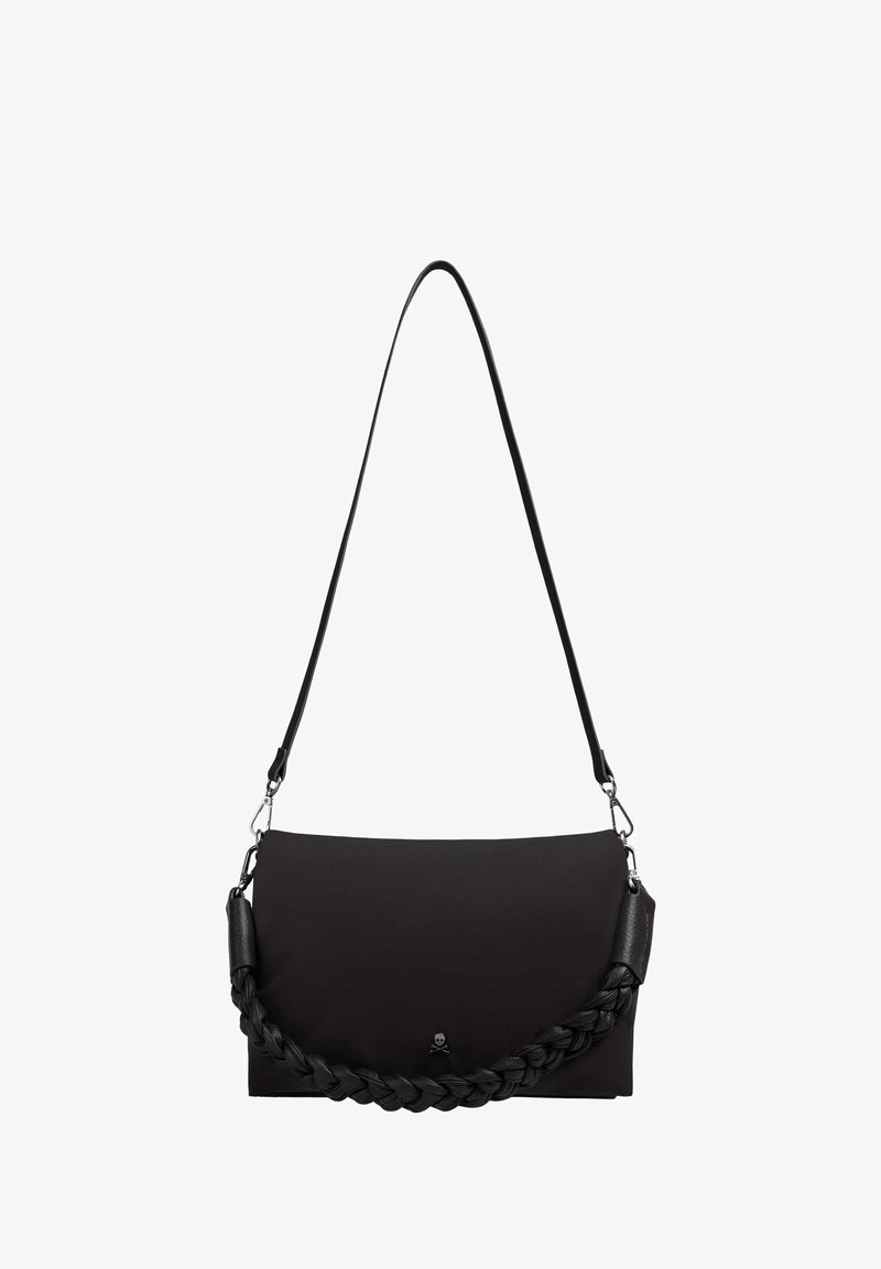 Schwarze synthetische Schultertasche mit geflochtenem Tragegurt, flaches Design, silberne Hardware und einem Totenkopf-Logo. Glatte Textur und minimalistischer Stil.