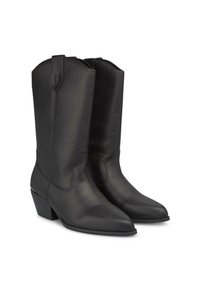 Czarne skórzane kowbojskie buty z wydłużonym noskiem i niskim, kwadratowym obcasem. Posiadają minimalistyczny design i subtelne detale przeszycia po bokach.