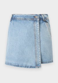 Jupe en denim bleu clair à coupe droite, avec fermeture à boutons sur le devant et des coutures contrastantes le long des coutures. Aucune poche visible.