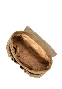 Borsa in tela khaki con patta in pelle beige liscia. Interno con fodera in tessuto chiaro e stampa ripetuta del logo "WITTCHEN", oltre a una tasca con zip.