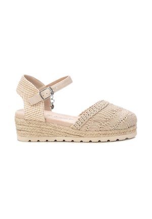 Sandalia de espadrille beige con textura trenzada, correa de tobillo ajustable y cuña de yute. Presenta una puntera redonda y una suela de goma para mayor agarre.