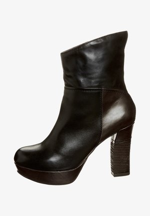 Czarny skórzany botek za kostkę z zaokrąglonym noskiem, wysokim obcasem i podwiniętym mankietem. Charakteryzuje się gładką fakturą oraz kontrastowymi ciemnymi akcentami.