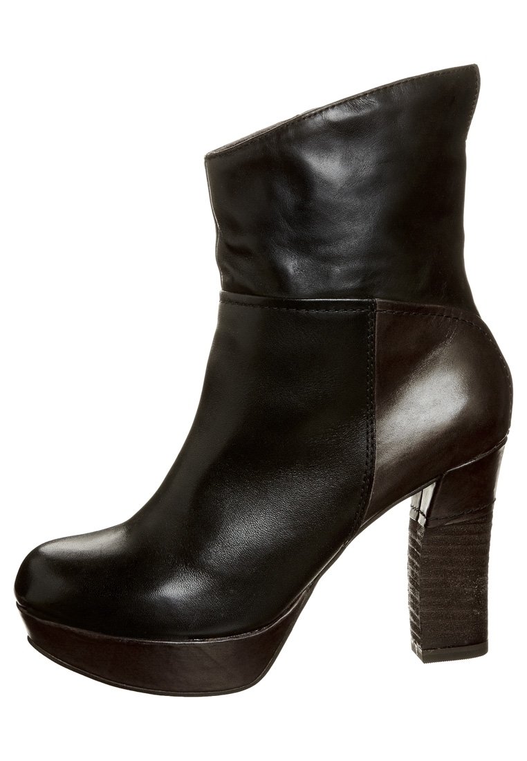 Czarny skórzany botek za kostkę z zaokrąglonym noskiem, wysokim obcasem i podwiniętym mankietem. Charakteryzuje się gładką fakturą oraz kontrastowymi ciemnymi akcentami.
