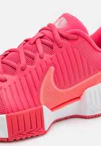 Nike Performance CHALLENGE PRO - Clay court tennissko - aster pink/crimson tint/hot punch
