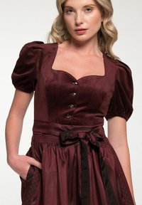 Burgunder Samtkleid mit Puffärmeln, quadratischem Ausschnitt, fünf Knöpfen und einer taillierten Taille, verziert mit einem Band und Seitentaschen.