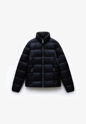 Schwarze Pufferjacke mit hohem Kragen, gestepptem Design, vorderem Reißverschluss und zwei seitlichen Reißverschlusstaschen. Glatte Textur und leicht.