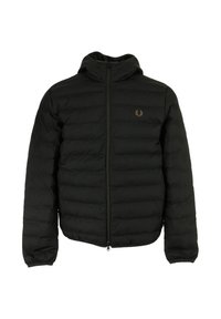 Giacca a vento nera con cappuccio, design trapuntato, chiusura con zip e un emblema logo sul petto; realizzata con materiale leggero.