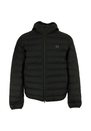 Giacca a vento nera con cappuccio, design trapuntato, chiusura con zip e un emblema logo sul petto; realizzata con materiale leggero.