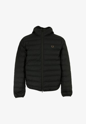 Veste matelassée noire avec capuche, présentant un design matelassé, une fermeture éclair et un logo sur la poitrine ; fabriquée en matériau léger.