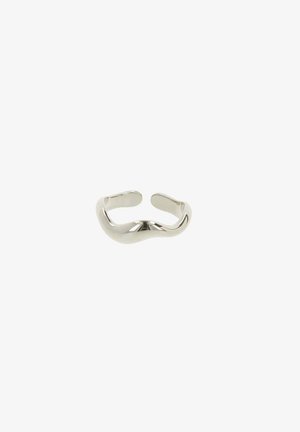 Anillo de metal liso de color plateado con un diseño ondulado y extremos abiertos. Estilo minimalista con una superficie reflectante y sin adornos.