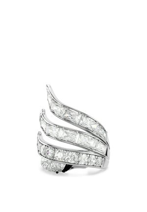 Zilverkleurige metalen ring met drie gebogen banden, versierd met heldere, rechthoekige en ronde kristallen in een gelaagd, golvend ontwerp.
