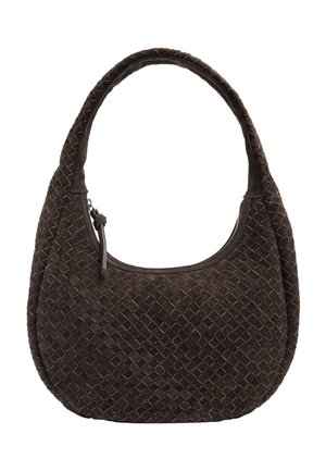 Ciemnobrązowa zamszowa torebka o plecionej fakturze, zaokrąglonym kształcie, krótkim pasku i górnym zamkiem błyskawicznym z skórzaną zawieszką.
