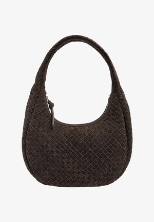 Ciemnobrązowa zamszowa torebka o plecionej fakturze, zaokrąglonym kształcie, krótkim pasku i górnym zamkiem błyskawicznym z skórzaną zawieszką.