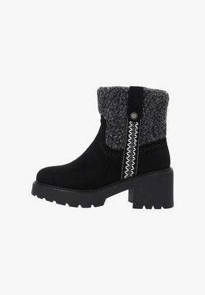 Botas de tobillo de ante negro con un puño de punto gris texturizado, un tacón grueso y decorativas costuras blancas a lo largo del acento lateral.