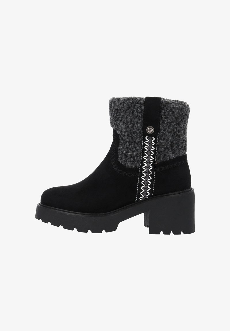 Czarne zamszowe botki za kostkę z teksturowanym szarym dżersejem na górze, grubym obcasem w kształcie bloku oraz dekoracyjnym białym szwami wzdłuż akcentów po bokach.