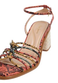Multicolor Schlangenlederdruck Sandalette mit Riemchen und einem strukturierten Blockabsatz im Naturholz-Look.