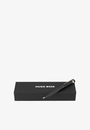 Penna nera Hugo Boss esposta su una scatola nera coordinata. La penna presenta un design elegante con una superficie liscia e dettagli in cromo.