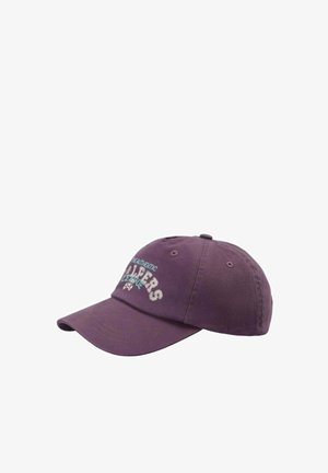 Gorra de béisbol morada con visera curva y texto bordado que dice "The Authentic Players League" en el panel frontal.