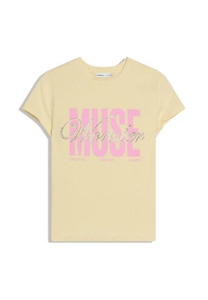 Lysegul T-shirt med korte ærmer, stor lyserød tekst "MUSE" og mindre "Wonder" skrevet med rhinsten på forsiden.