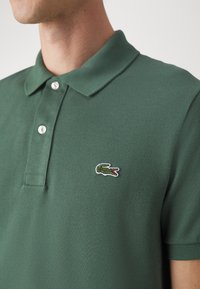 Lacoste Pólóing - vert fonce