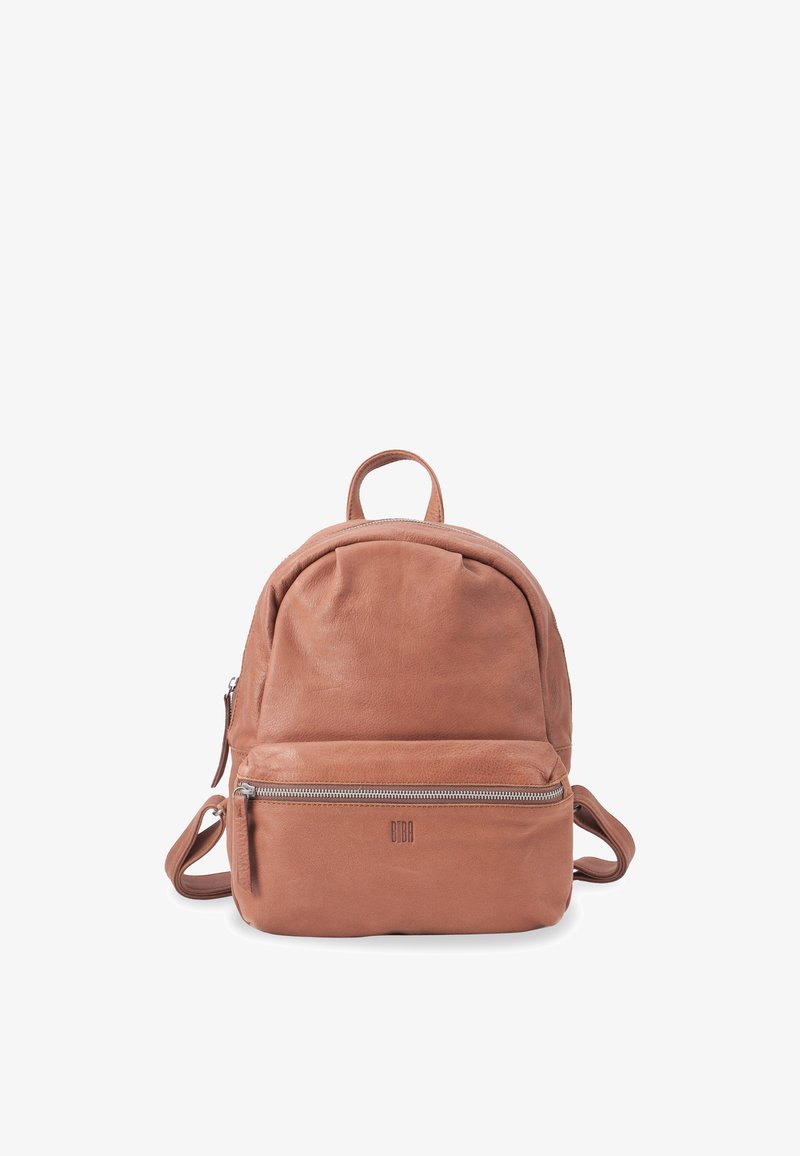 Mochila de cuero marrón con forma redondeada, un asa en la parte superior y correas ajustables, que cuenta con un bolsillo frontal con cremallera y una textura suave.