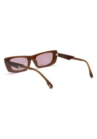 Occhiali da sole in plastica marrone con montatura quadrata, lenti rosa, steli texturizzati e dettagli dorati sulle aste.