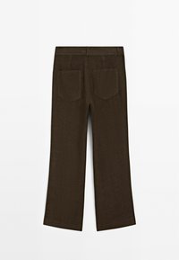 Pantalon marron foncé à jambes larges avec poches plaquées au dos et passants de ceinture, présenté à plat sur un fond blanc.