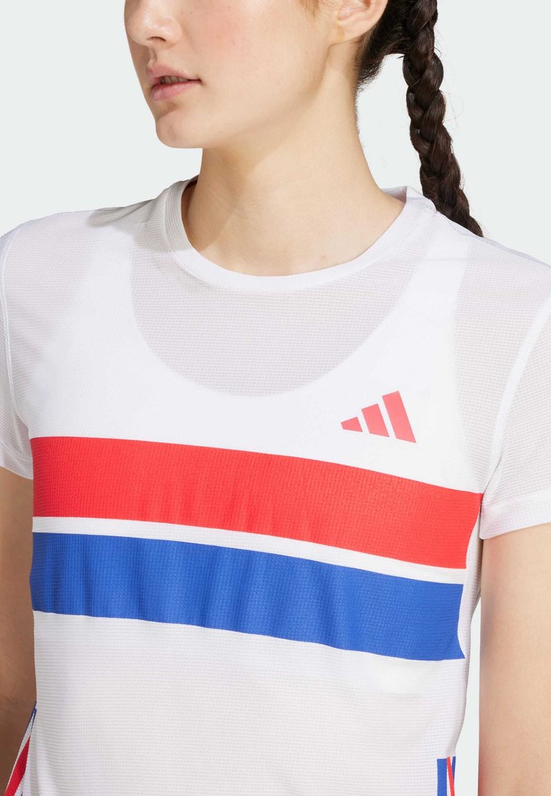 Weißes Sporthemd mit roten und blauen horizontalen Streifen, aus atmungsaktivem Material gefertigt. Hat einen Rundhalsausschnitt und ein Adidas-Logo auf der Brust.