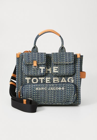 Leinen-Tote-Bag in Blau mit geometrischem Muster, Lederakzenten, zwei frontalen Taschen und einem abnehmbaren Tragegurt. Mit markantem Text-Branding.
