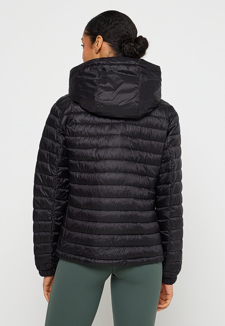 Schwarze Pufferjacke mit horizontalem Steppmuster, hohem Kragen und Kapuze. Das Material wirkt sleek und glänzend mit einer glatten Textur.