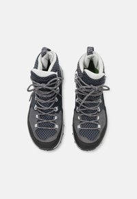 Halbhohe Wanderschuhe mit einem dunkelblauen und grauen Design, synthetischem Mesh-Obermaterial, runden Schnürsenkeln und einer strukturierten Gummisohle für guten Halt.