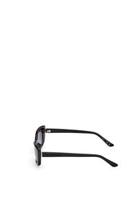 Gafas de sol negras con un acabado brillante, lentes rectangulares, un marco grueso y el nombre de la marca en relieve en la patilla. Se ha capturado una vista lateral.